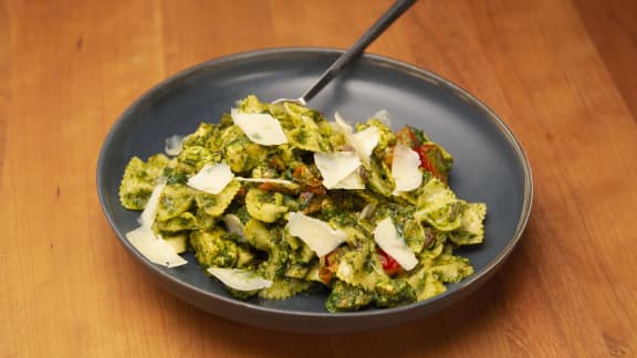 Farfalles au poulet, pesto maison et tomates cerises