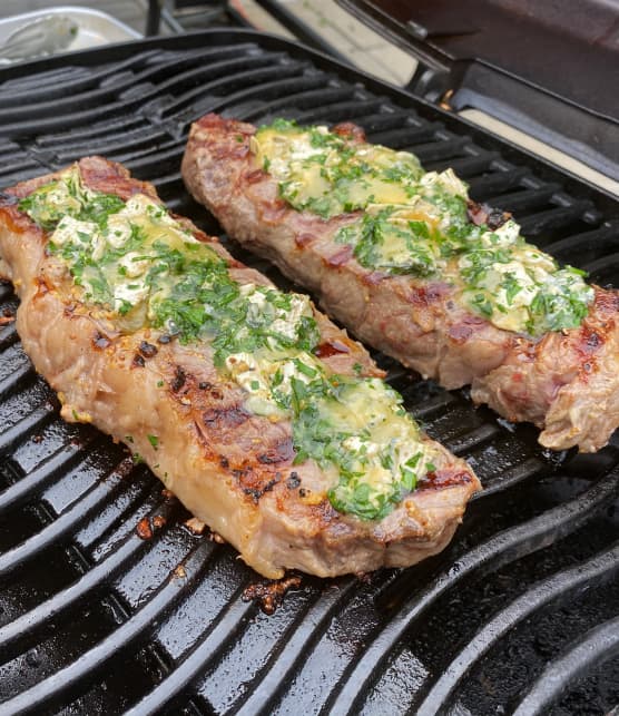 Steak grillé à la moutarde et fromage bleu