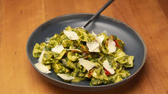 Farfalles au poulet, pesto maison et tomates cerises