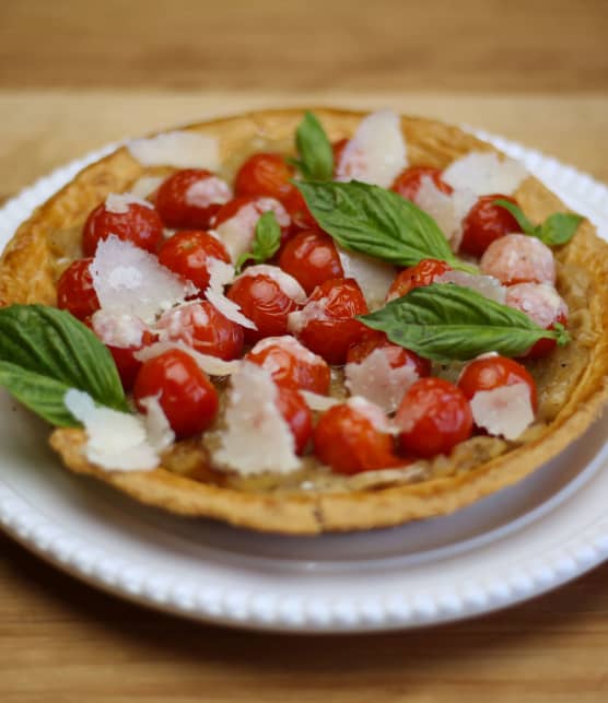 Tarte aux tomates, oignons et copeaux de parmesan