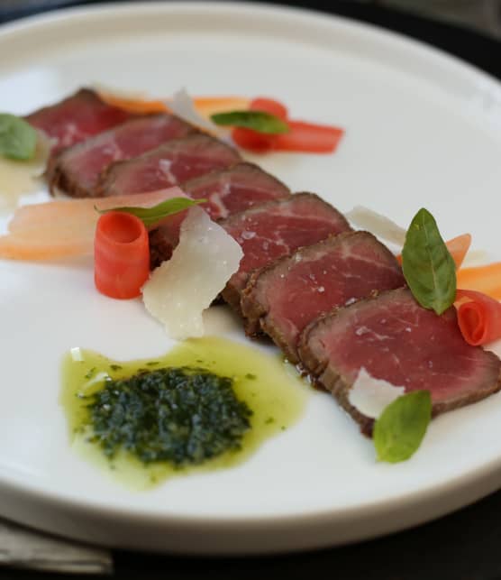 Tataki de bœuf, carottes nantaises et pistou