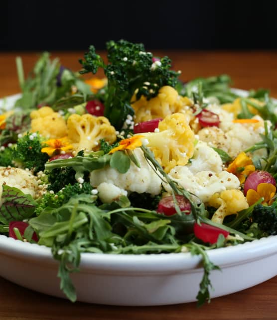 Salade de légumes fleurs, vinaigrette émulsionnée à la moutarde et à l'estragon, oignons marinés et quinoa soufflé