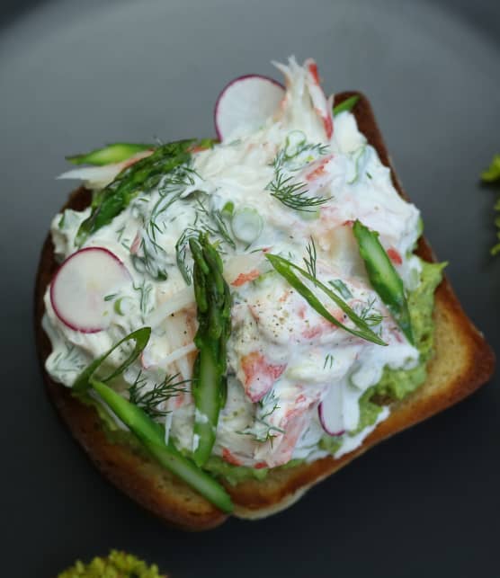 Tartine de crabe des neiges, avocats crémeux, asperges et radis