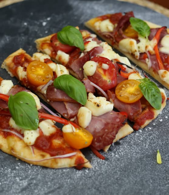 Naan pizza, viande fumée, fromage en grains