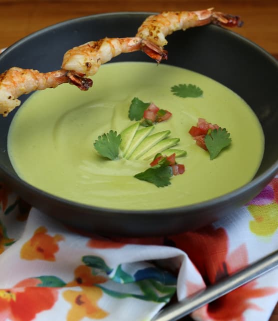 Soupe froide d’avocats et brochette de crevettes grillées