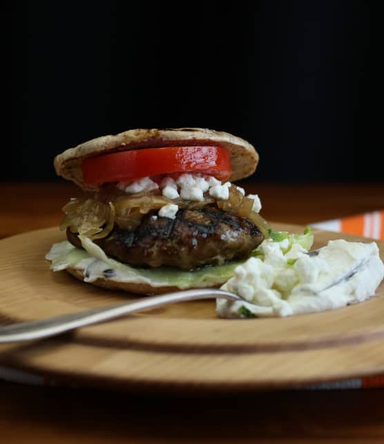 Burger d’agneau sur pain berbère, fromage de chèvre