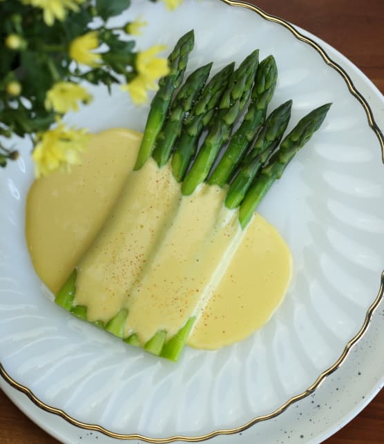 Asperges vertes, sauce hollandaise