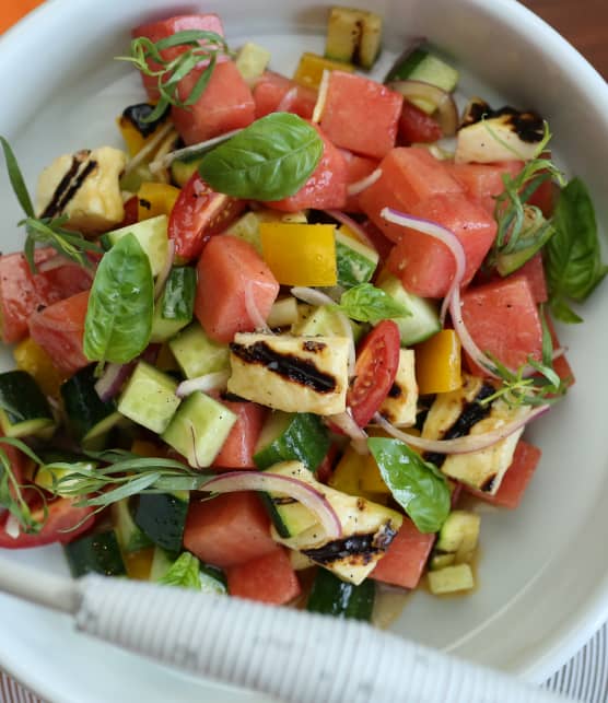 Salade de melon d’eau, fromage halloumi et basilic