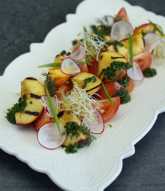 Salade de pêches grillées, vinaigrette aux fines herbes