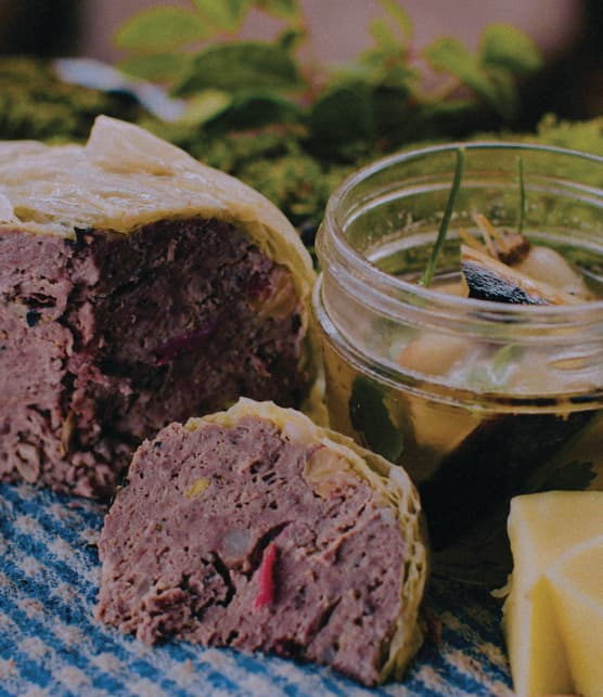 Terrine d’ours, chou de Savoie, ail des bois, gingembre sauvage et pommettes grillées