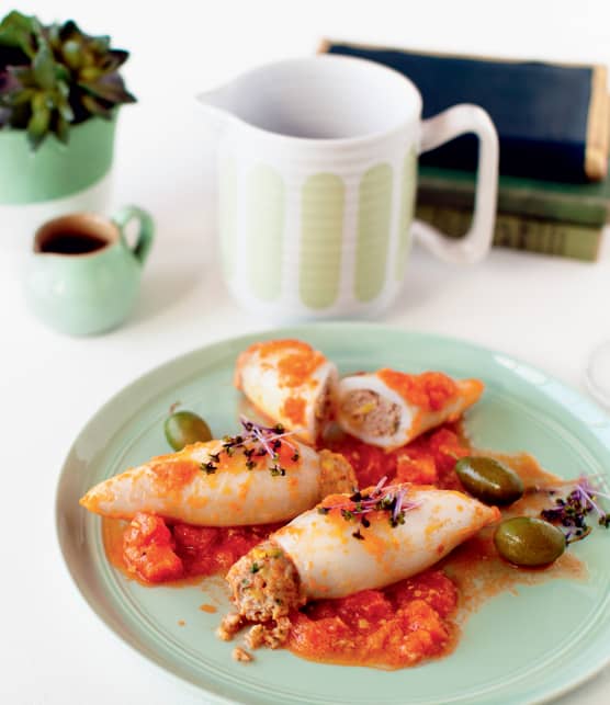 Calmars farcis à la viande en sauce tomate