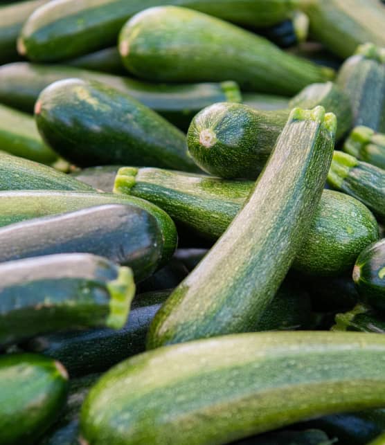 Vous épluchez encore vos courgettes ? Voici pourquoi vous devriez arrêter
