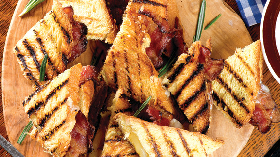 Grilled cheese au bacon, au romarin et à la raclette | Zeste