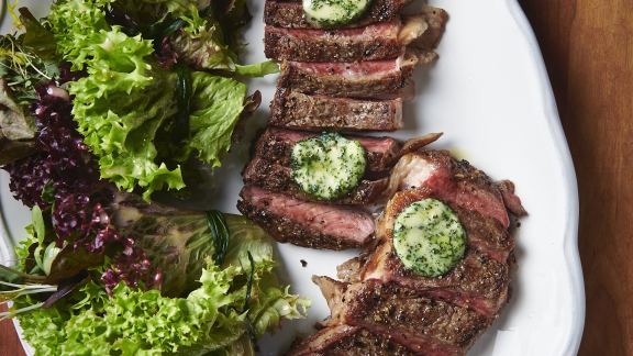 Steak de contre filet et son beurre composé aux herbes fraiches, servi ...